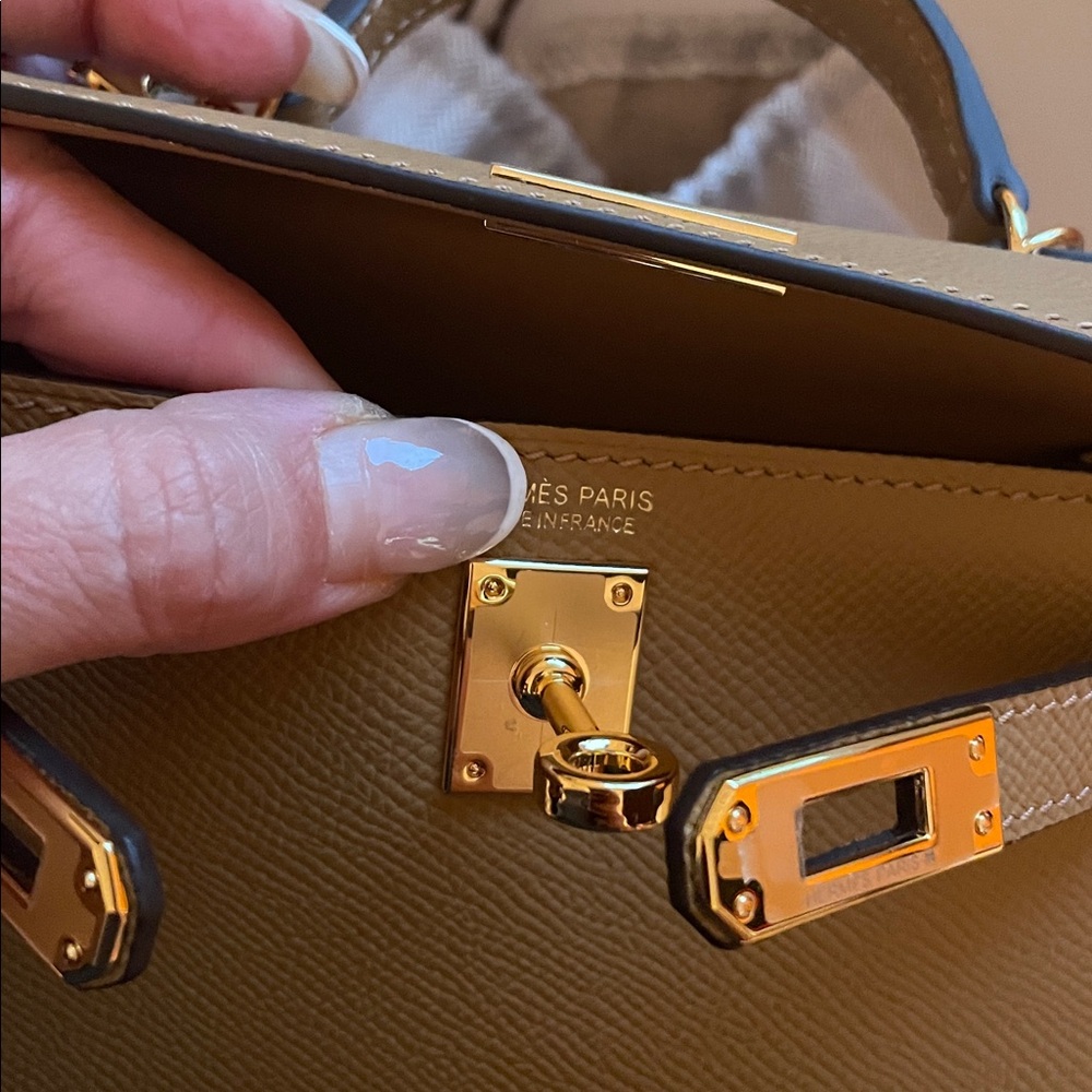 Elegant Tan Top-Handle Leather Bag with Gold Hardware - Picture 5 of 7